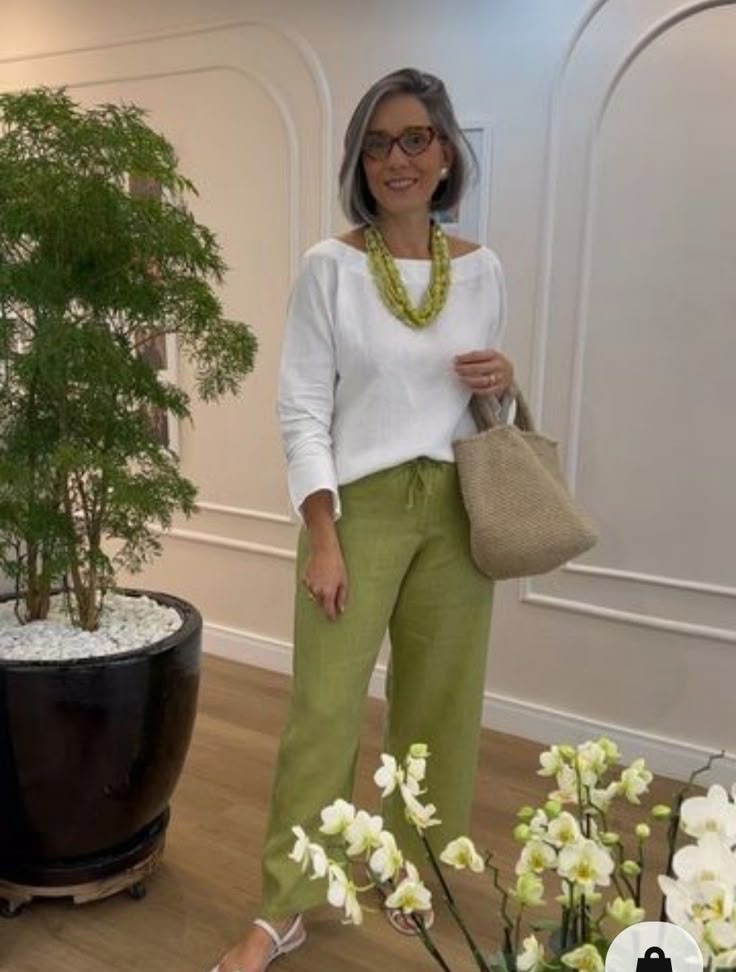 Camiseta blanca de cuello redondo con mangas largas + Pantalones casuales anchos verdes