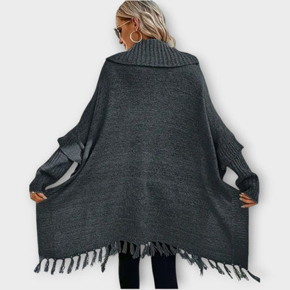 Poncho Suéter Oversize con Cuello Alto y Flecos