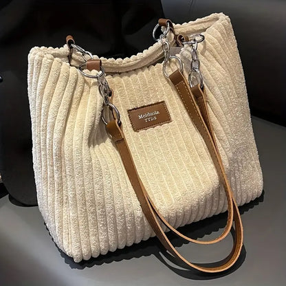 Alvhilde | Bolsa suave con textura acanalada y elegante cadena de metal