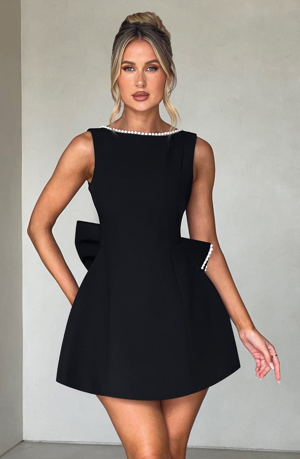 Hollis - Vestido Mini Elegante con Lazo de Perlas
