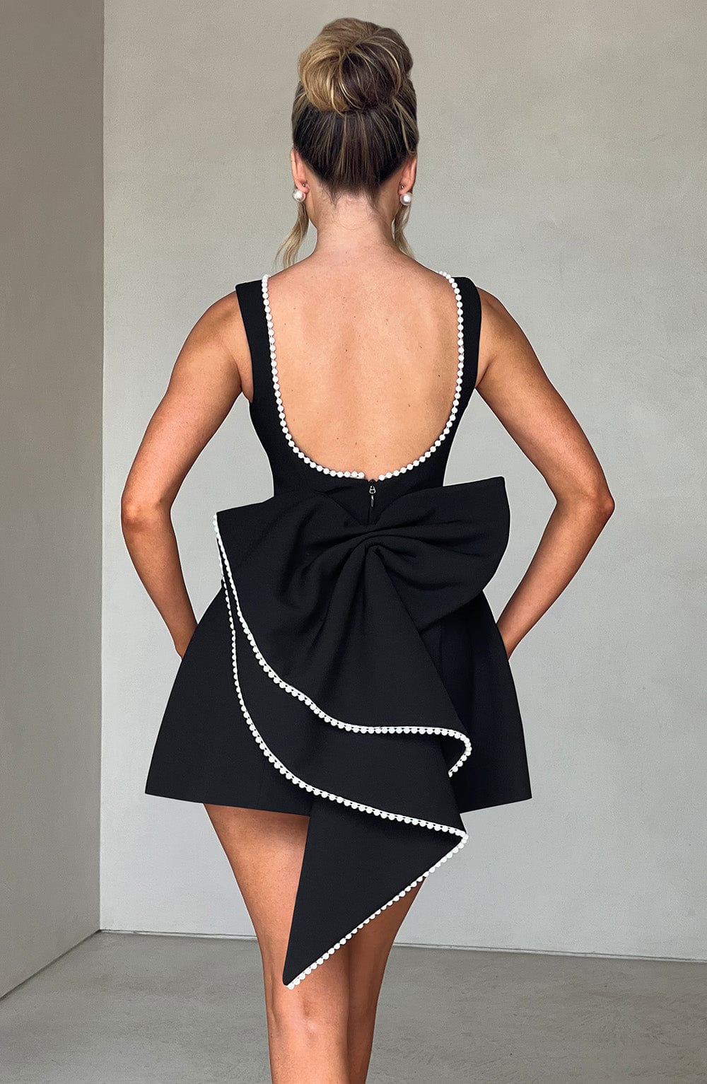 Hollis - Vestido Mini Elegante con Lazo de Perlas