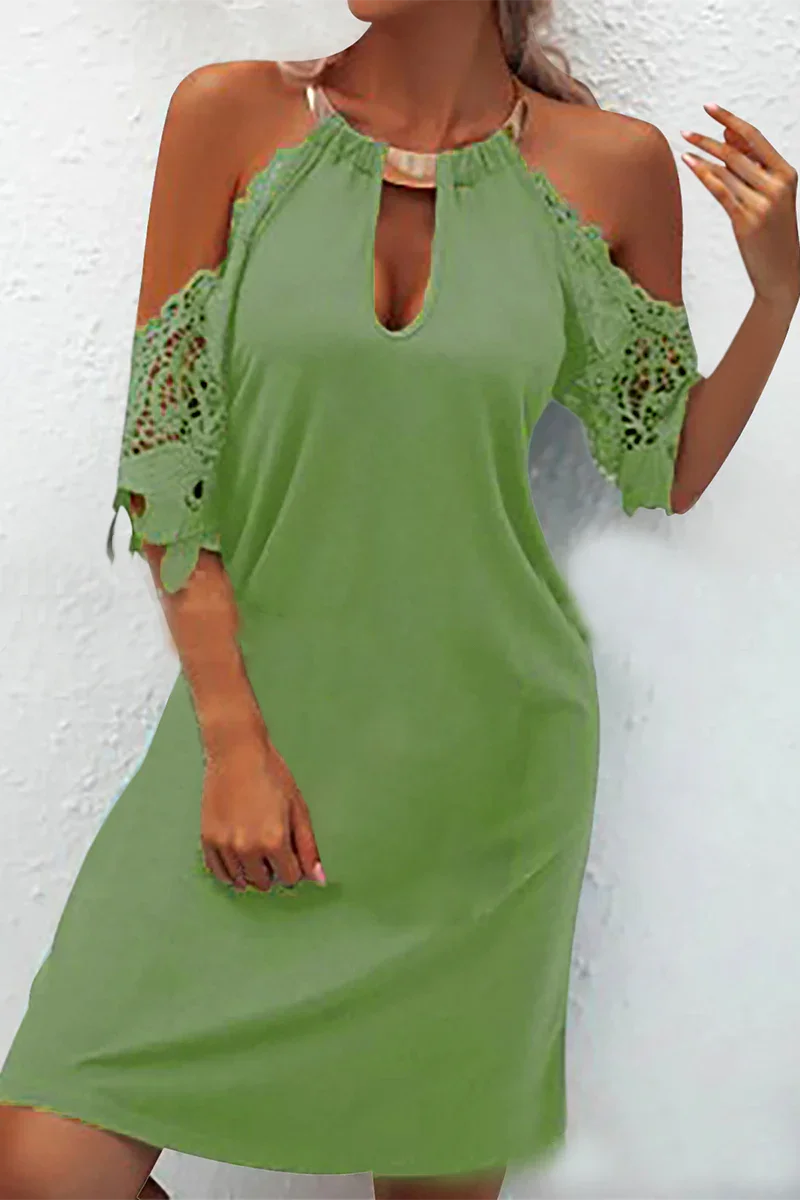 Naila - Elegante vestido de encaje sólido con accesorios metálicos y adornos, con una línea de cinturón.