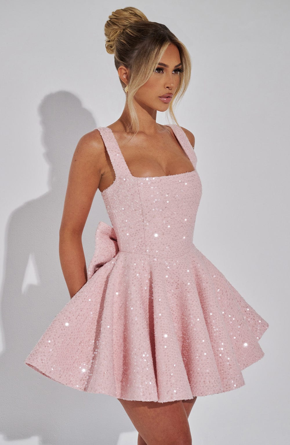 Yara - Vestido Mini Sin Espalda con Lentejuelas y Moño
