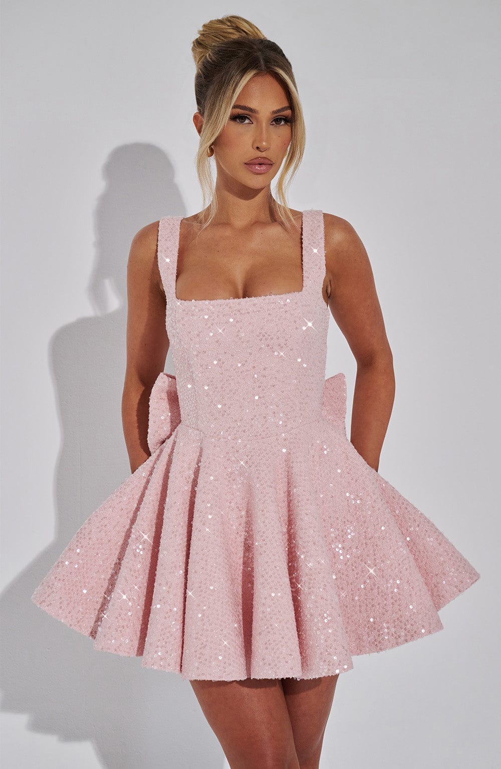 Yara - Vestido Mini Sin Espalda con Lentejuelas y Lazo