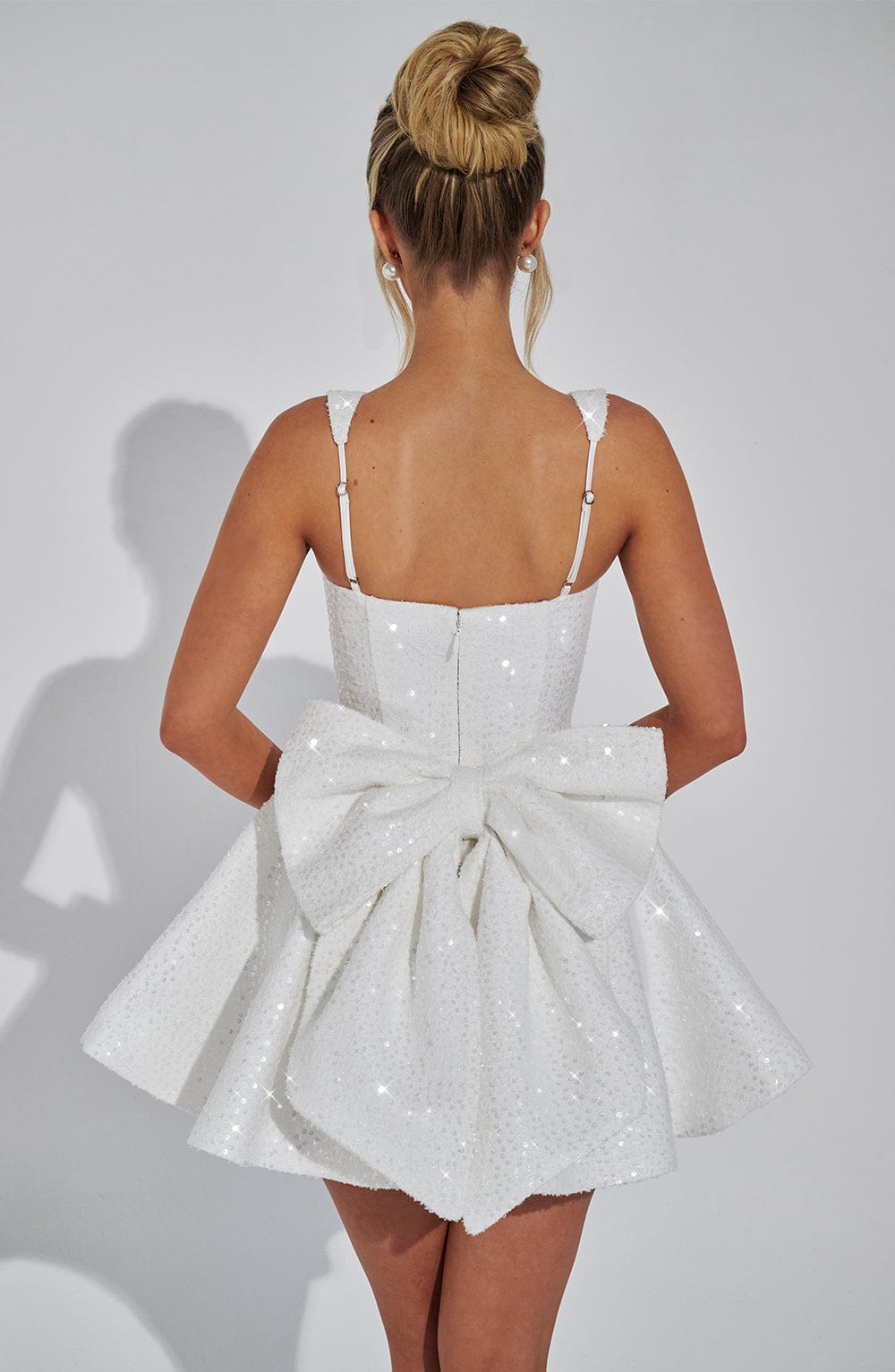 Yara - Vestido Mini Sin Espalda con Lentejuelas y Lazo