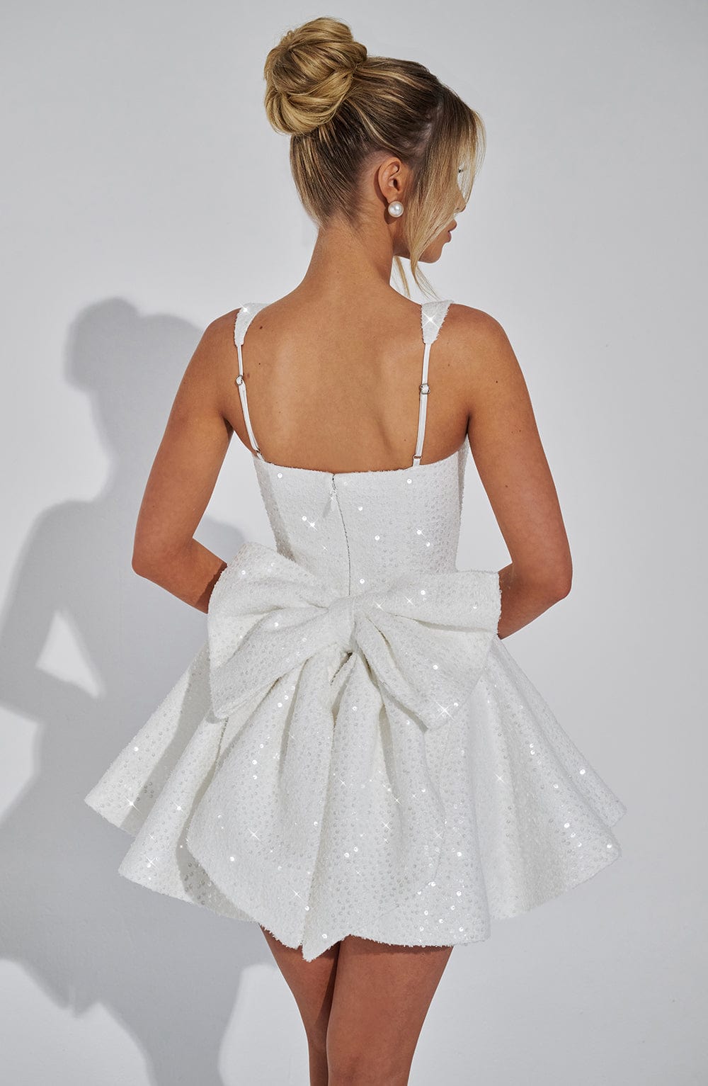 Yara - Vestido Mini Sin Espalda con Lentejuelas y Lazo