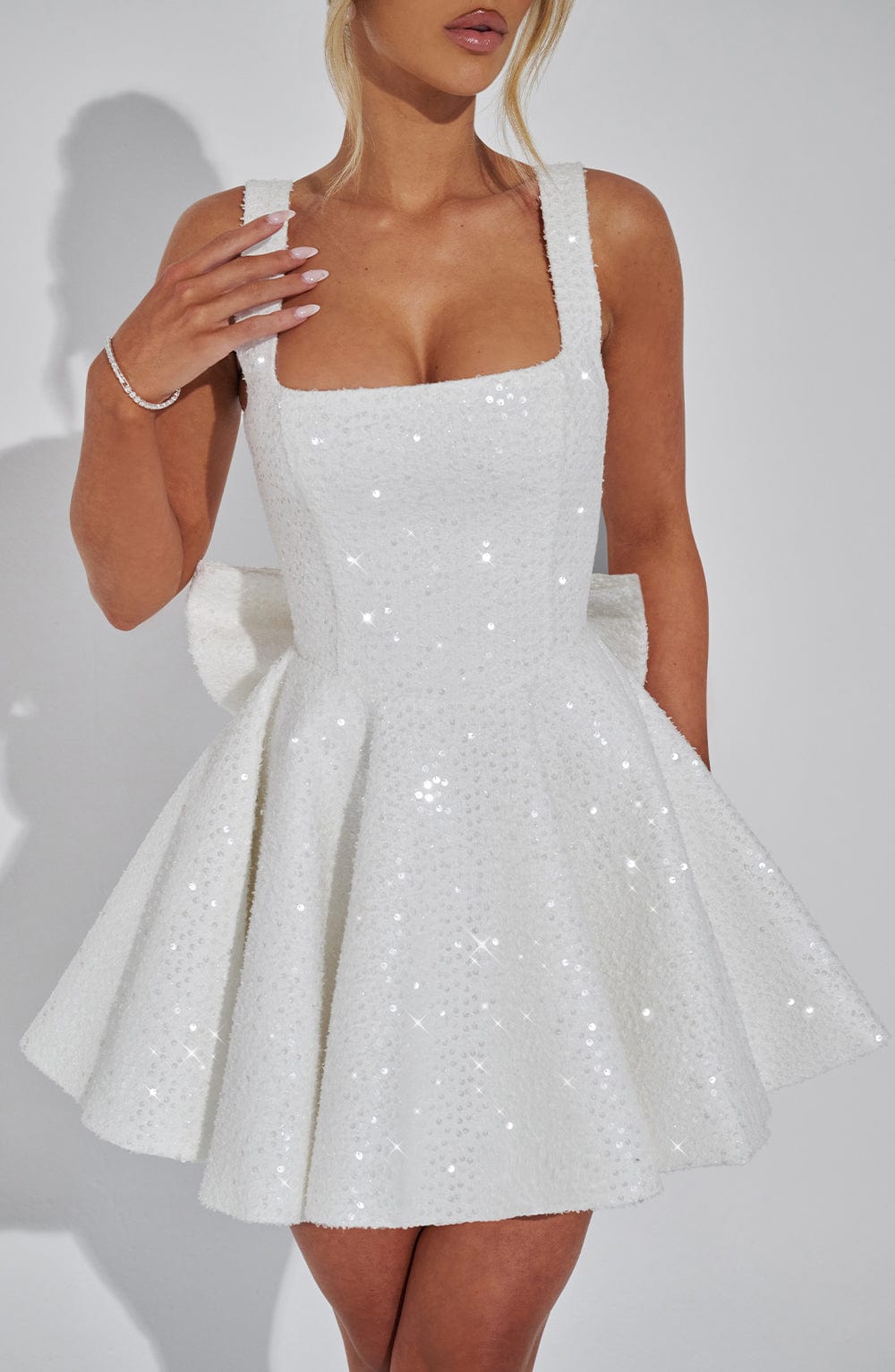 Yara - Vestido Mini Sin Espalda con Lentejuelas y Lazo