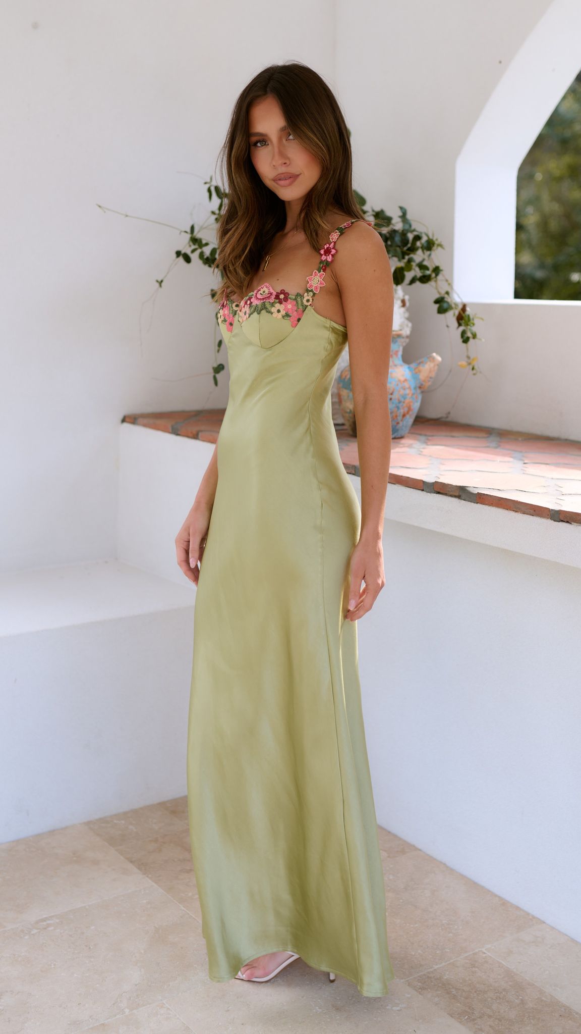 Vestido Soñador con Bordados Florales