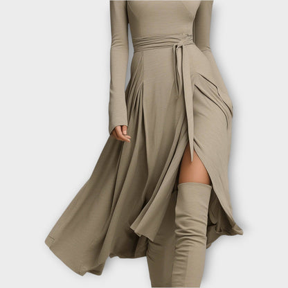 Vestido Maxi Envolvente con Cuello Alto Elegante