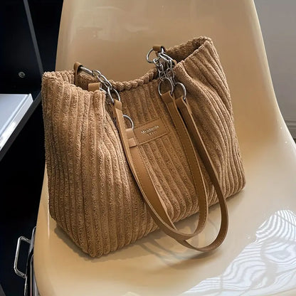 Alvhilde | Bolsa suave con textura acanalada y elegante cadena de metal