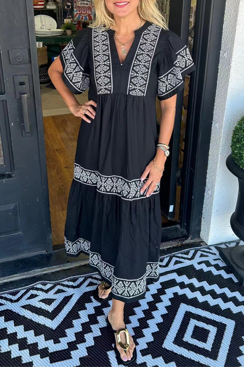 SORAYA – VESTIDO A-LINE CON ESCOTE EN V Y ESTAMPADO GEOMÉTRICO