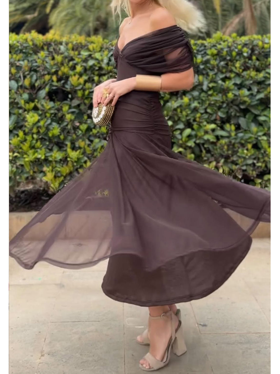 JENNIE – EL ELEGANTE VESTIDO MIDI DESCUBIERTO EN LOS HOMBROS