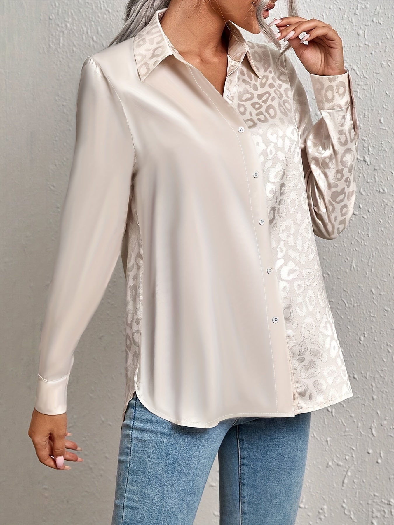 Gwendolyn - Camisa Button-Up en Satén Bicolor con Estampado de Leopardo