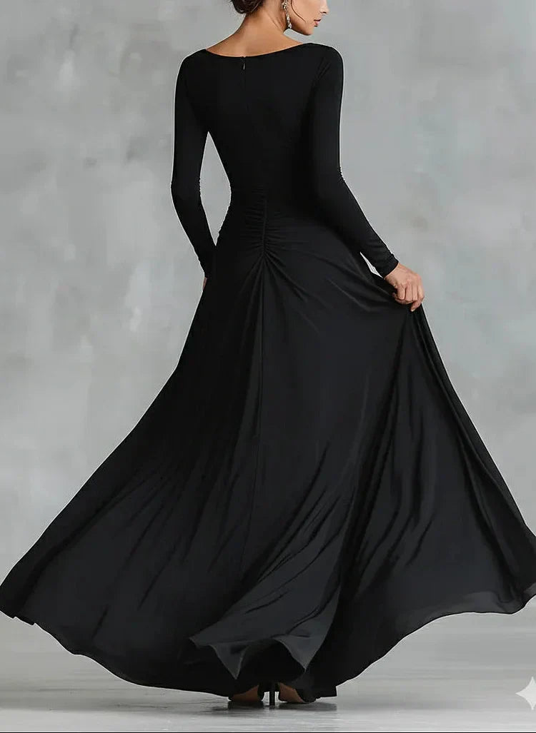 Vestido largo negro moderno de crepé con escote barco plisado