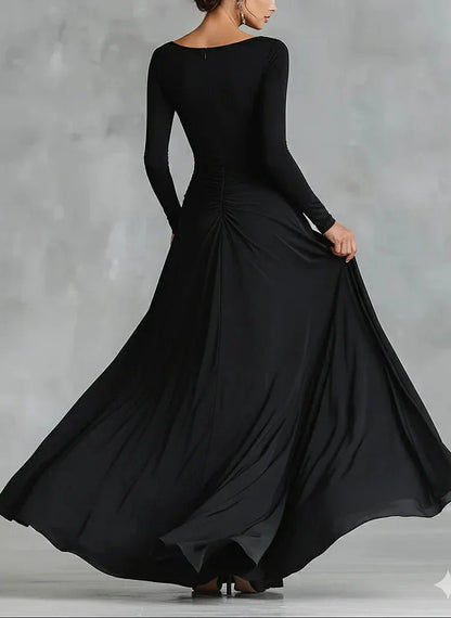 Vestido largo negro moderno de crepé con escote barco plisado