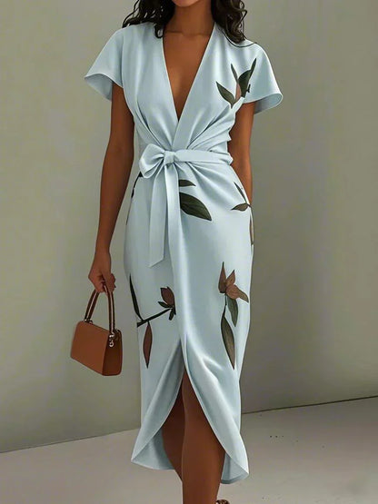 Vestido ajustado Florence en satén con mangas cortas y patrón de hojas blancas