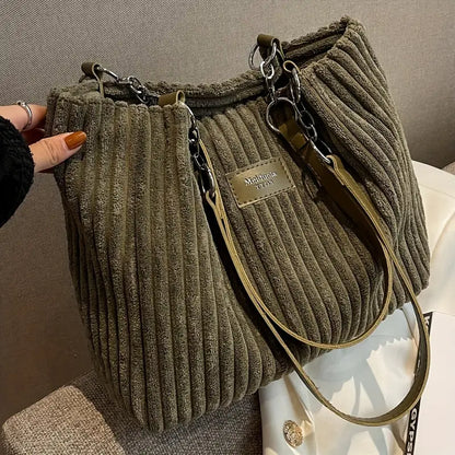 Alvhilde | Bolsa suave con textura acanalada y elegante cadena de metal