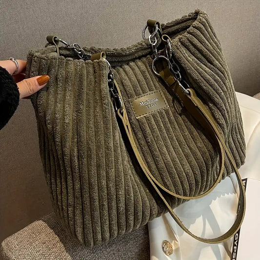 Alvhilde | Bolsa suave con textura acanalada y elegante cadena de metal