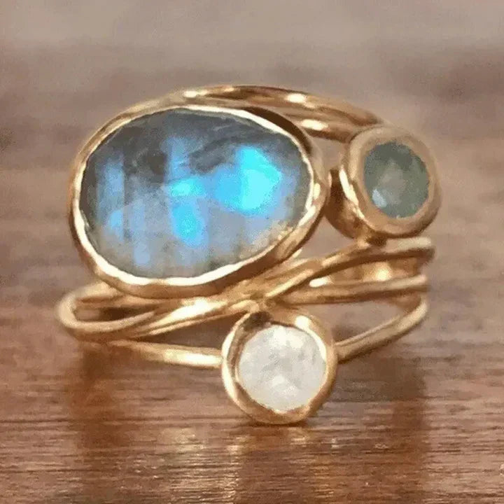 Anillo vintage con piedra de luna azul incrustada