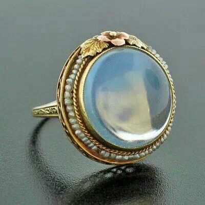 Anillo vintage redondo en piedra de luna dorada