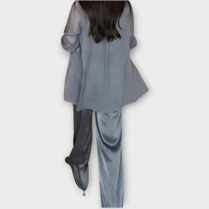 Conjunto Elegante de Tres Piezas con Ajuste Relajado