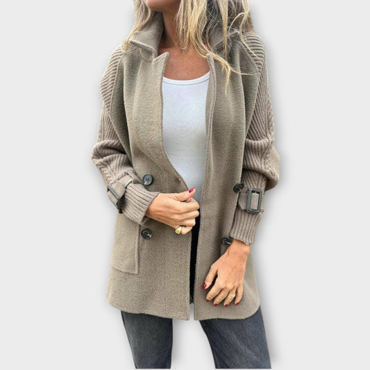Abrigo de invierno con detalles de punto chic y acogedor