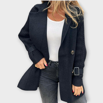 Abrigo de invierno con detalles de punto chic y acogedor