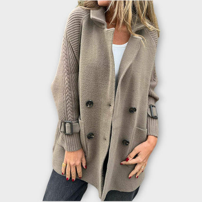 Abrigo de invierno con detalles de punto chic y acogedor