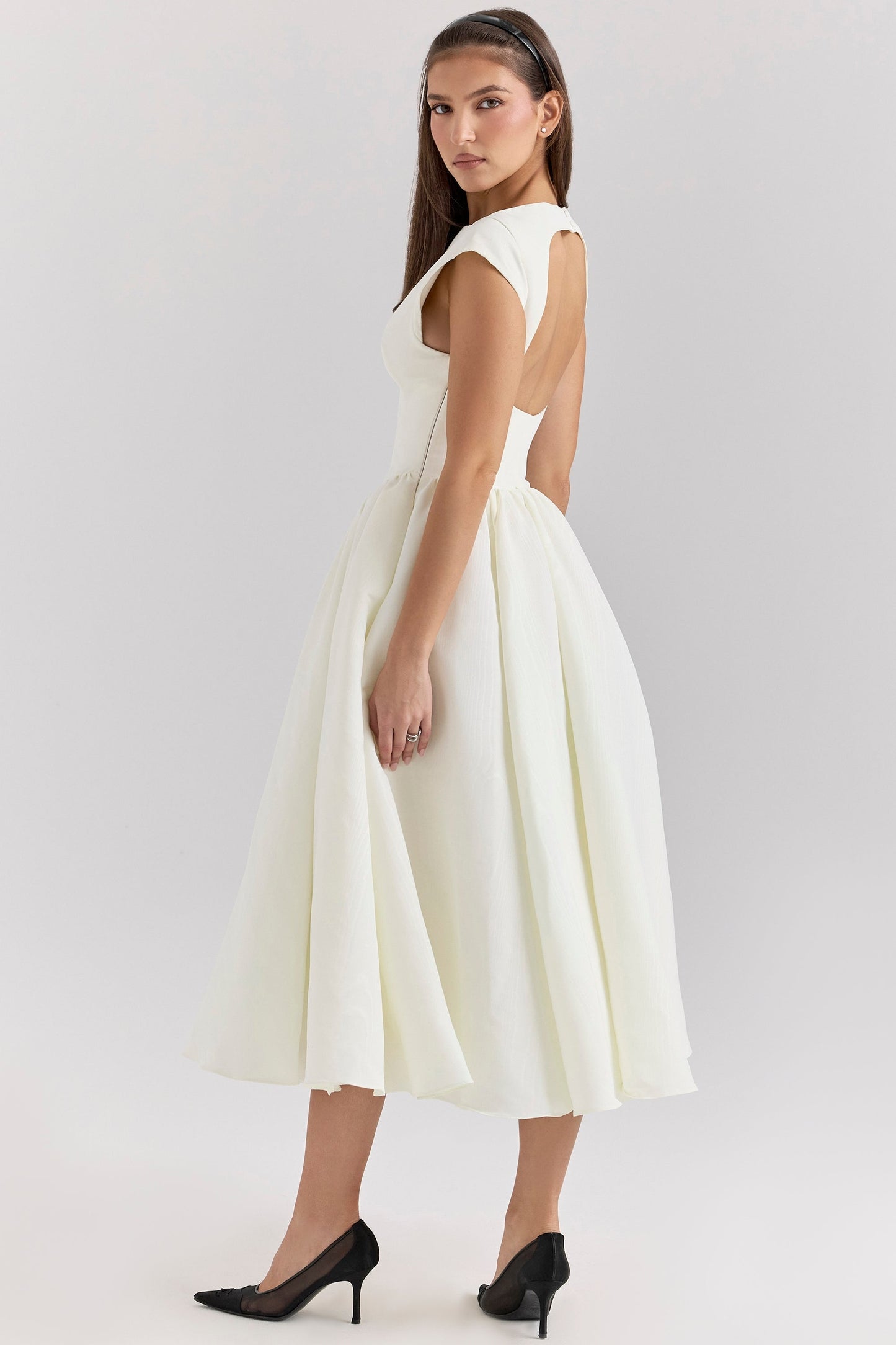 LUMI – VESTIDO SIN ESPALDA CON HOMBROS CAÍDOS