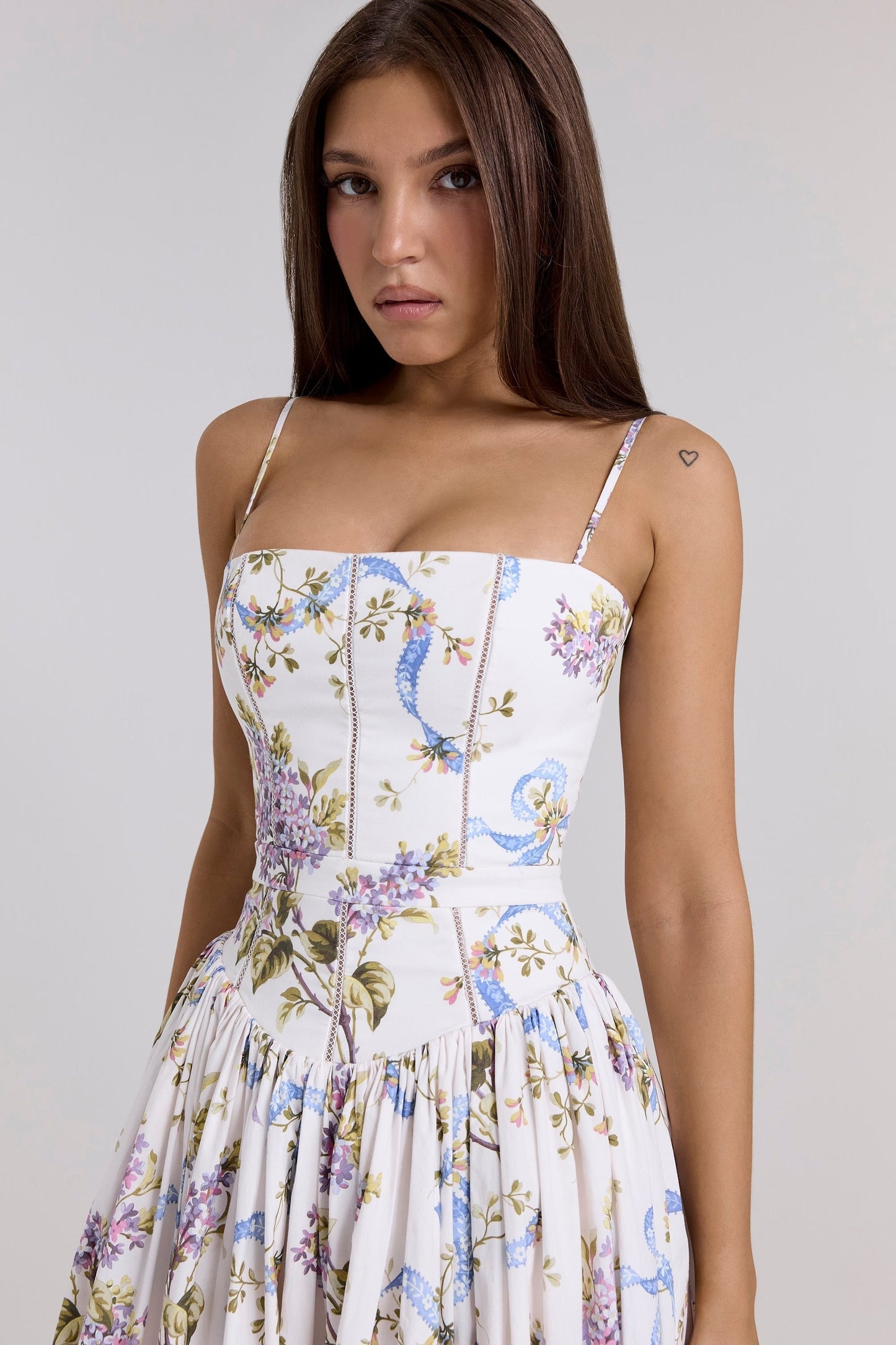 Kessara - Elegante Vestido Maxi Floral de Tirantes de Verano