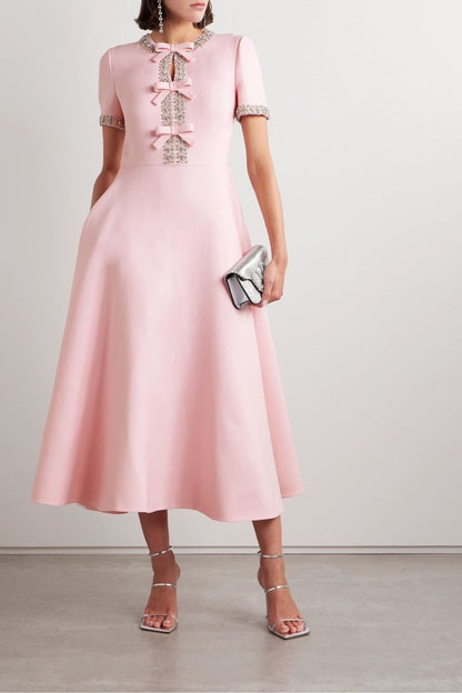 Vestido Midi Rosa con Adorno de Cristales y Lazo